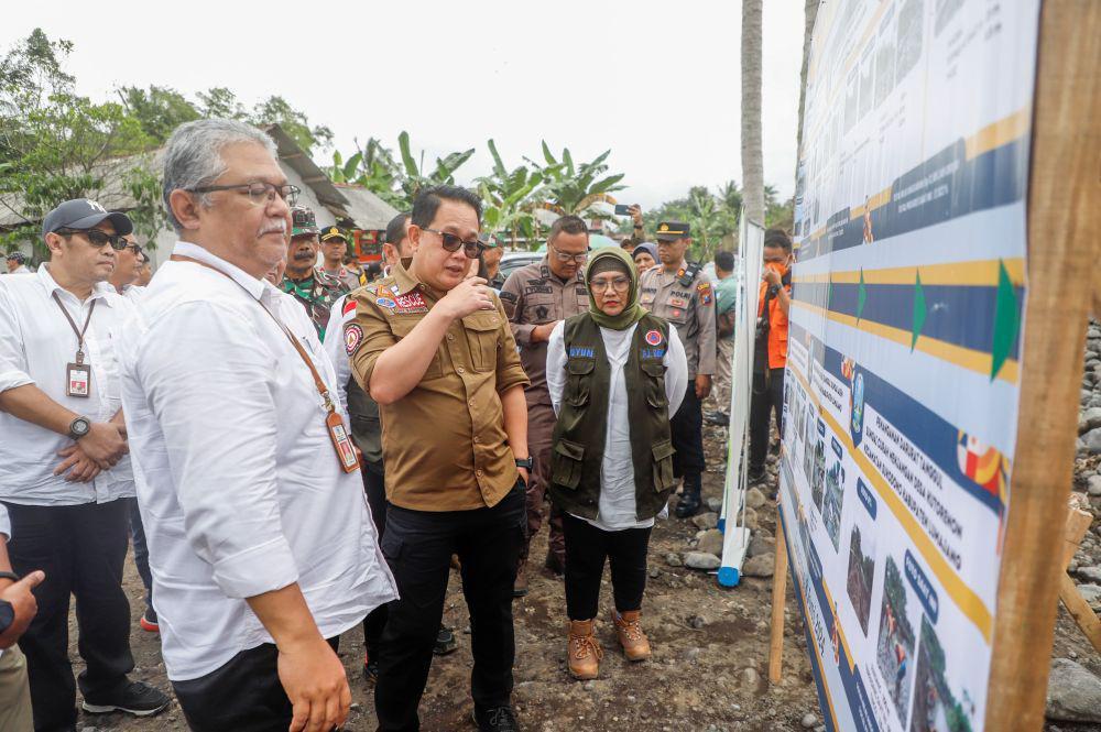 Pemprov Bereskan Jembatan dan Tanggul Jebol Akibat Lahar Dingin