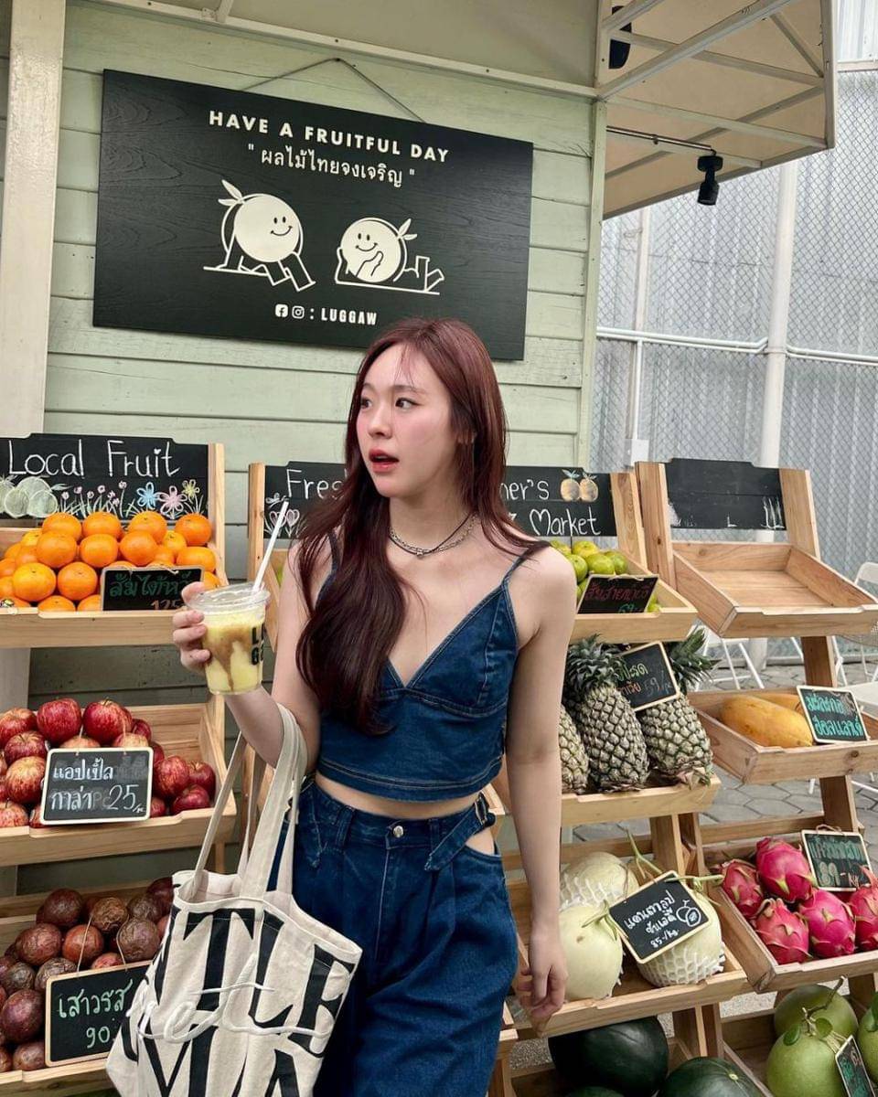 outfit y2k ala June Wanwimol (instagram.com/junewanwimol19)