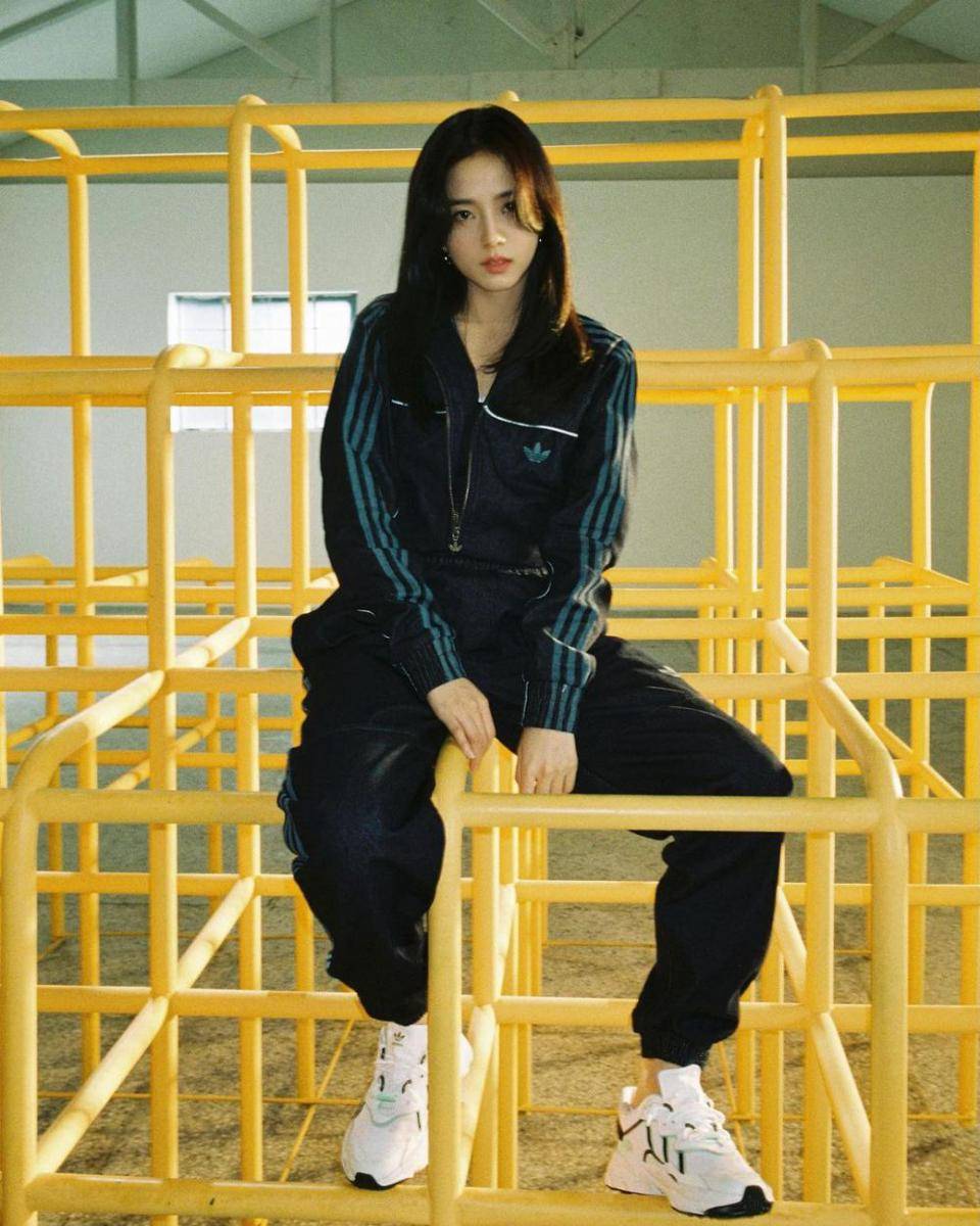 gaya fashion y2k ala Jisoo BLACKPINK (instagram.com/sooyaaa__)