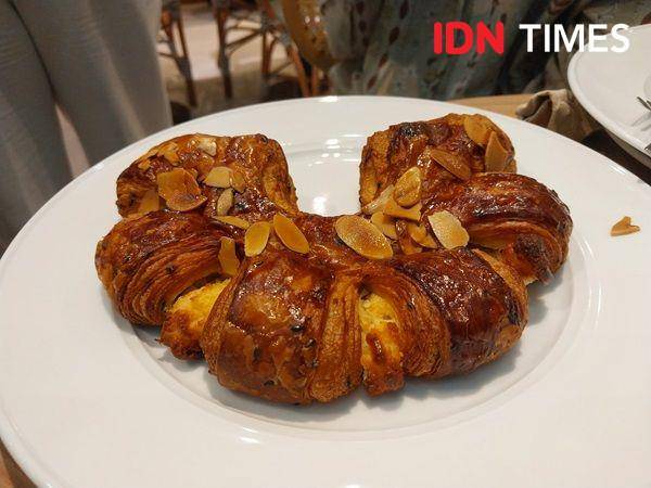 Menu Almond Cream Cheese di Paris Baguette (IDN Times/Fasrinisyah Suryaningtyas)