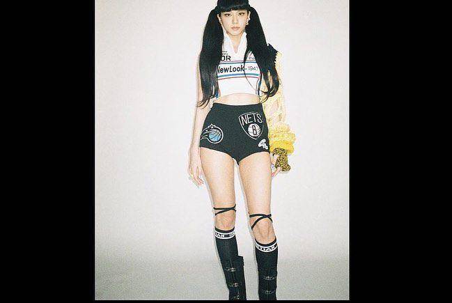 gaya fashion y2k ala Jisoo BLACKPINK (instagram.com/sooyaaa__)