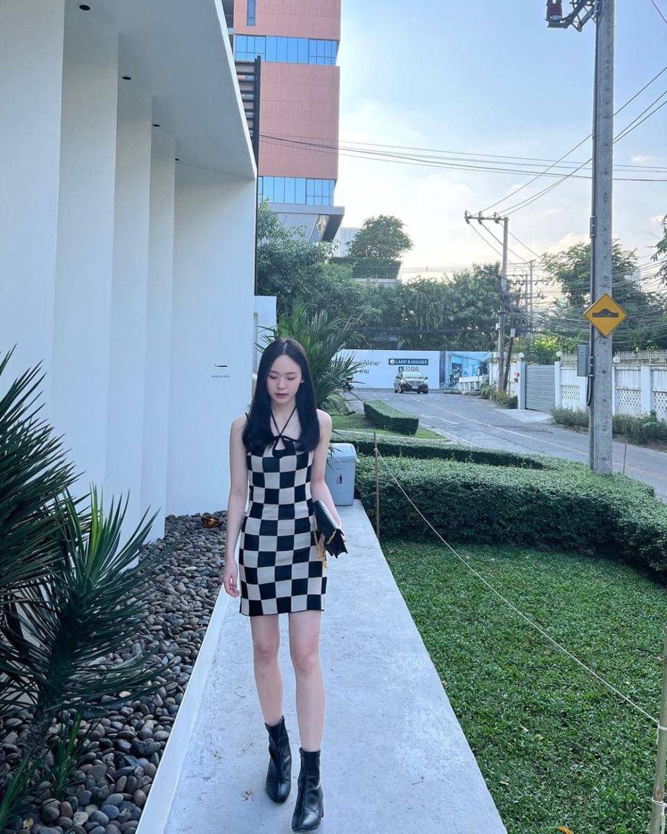 outfit y2k ala June Wanwimol (instagram.com/junewanwimol19)