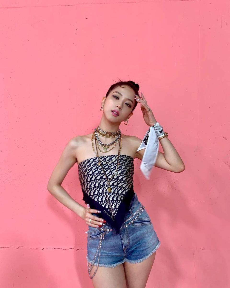 gaya fashion y2k ala Jisoo BLACKPINK (instagram.com/sooyaaa__)