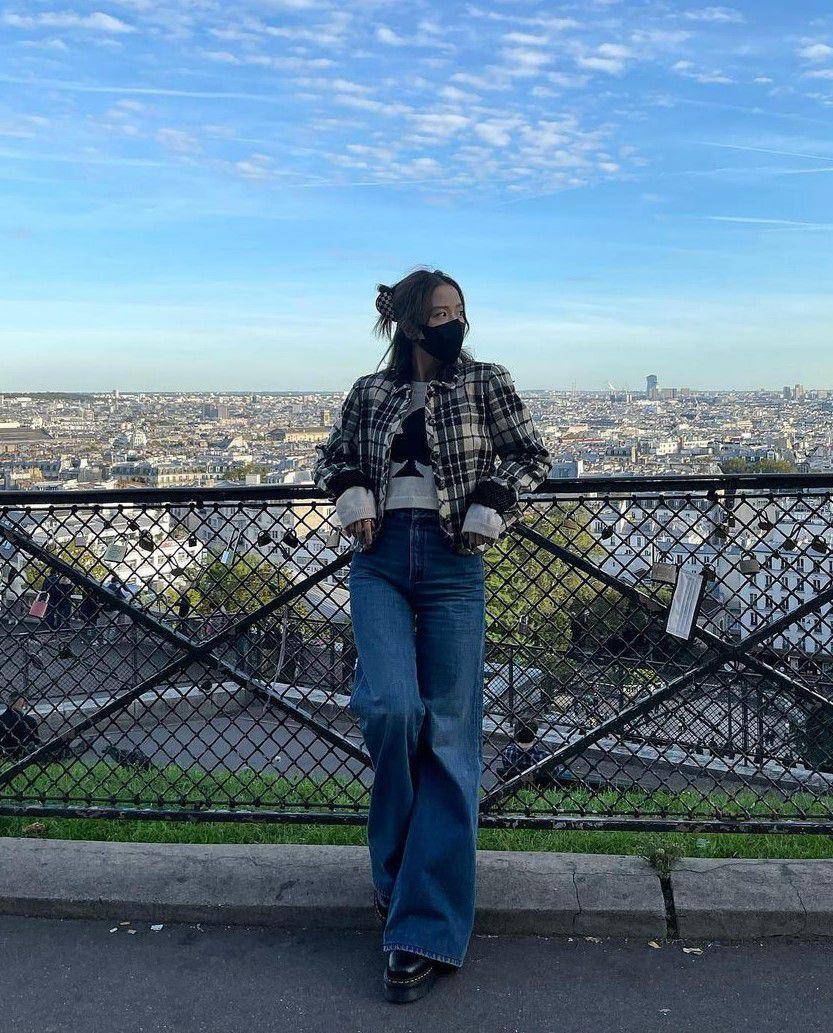 gaya fashion y2k ala Jisoo BLACKPINK (instagram.com/sooyaaa__)