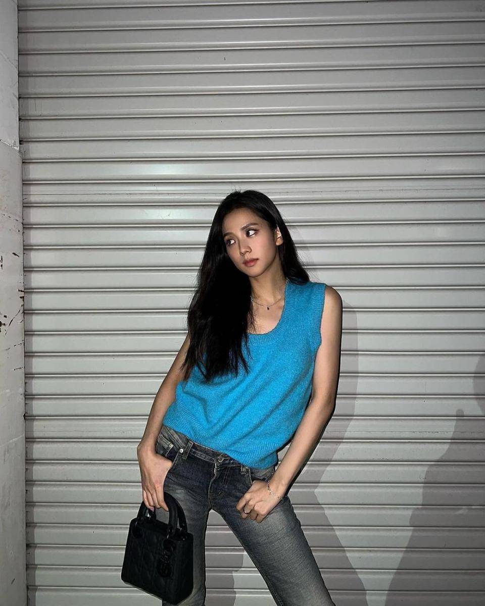 gaya fashion y2k ala Jisoo BLACKPINK (instagram.com/sooyaaa__)