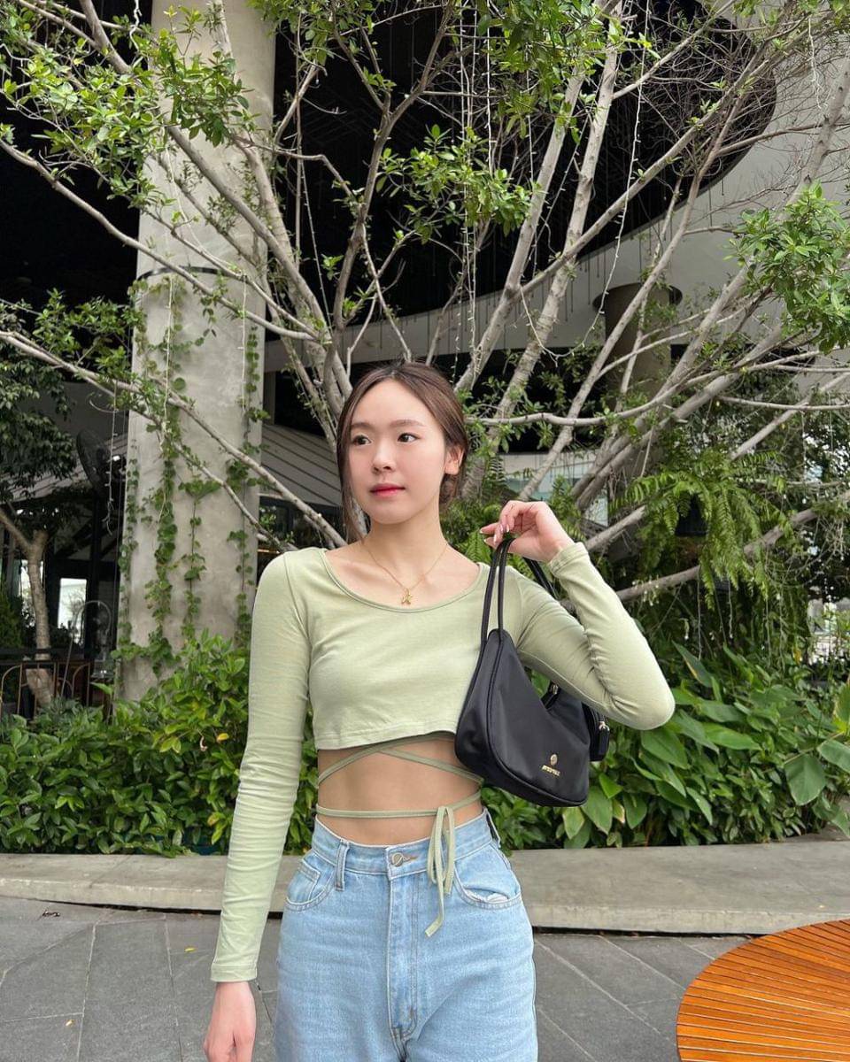 outfit y2k ala June Wanwimol (instagram.com/junewanwimol19)