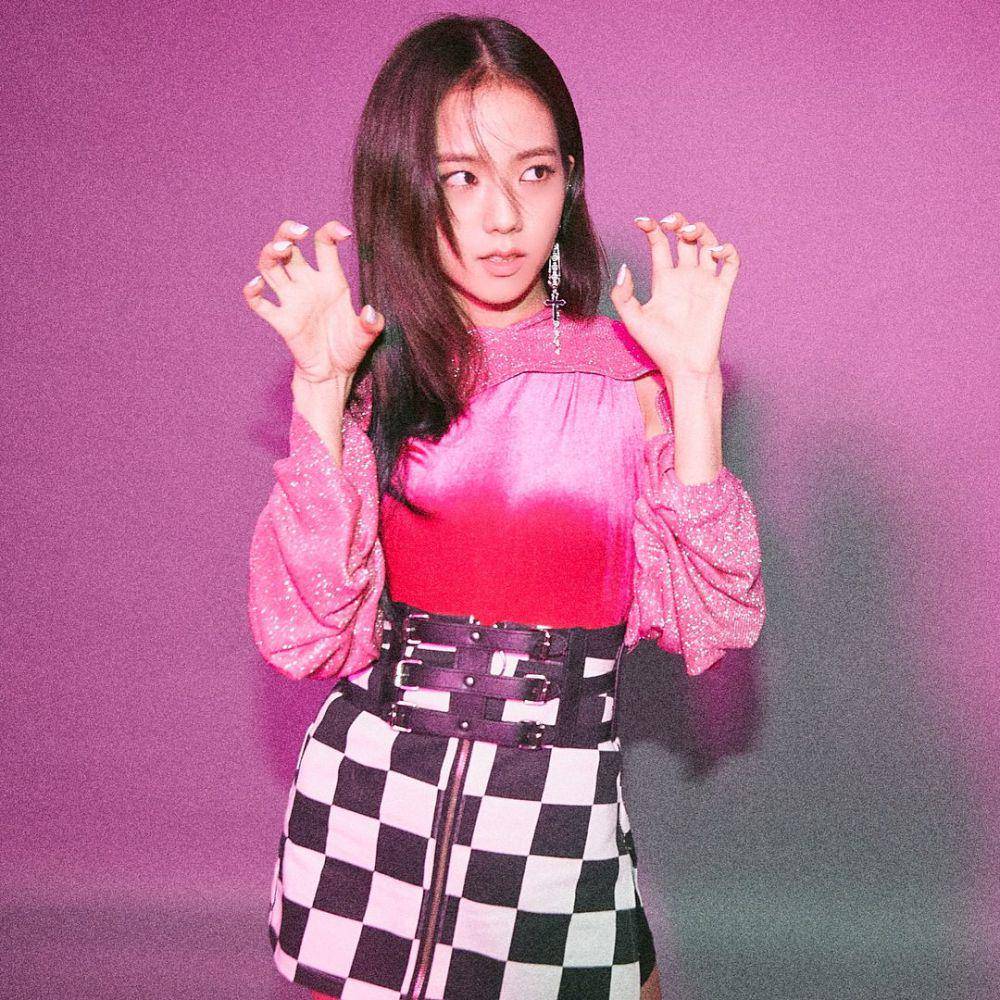 gaya fashion y2k ala Jisoo BLACKPINK (instagram.com/sooyaaa__)