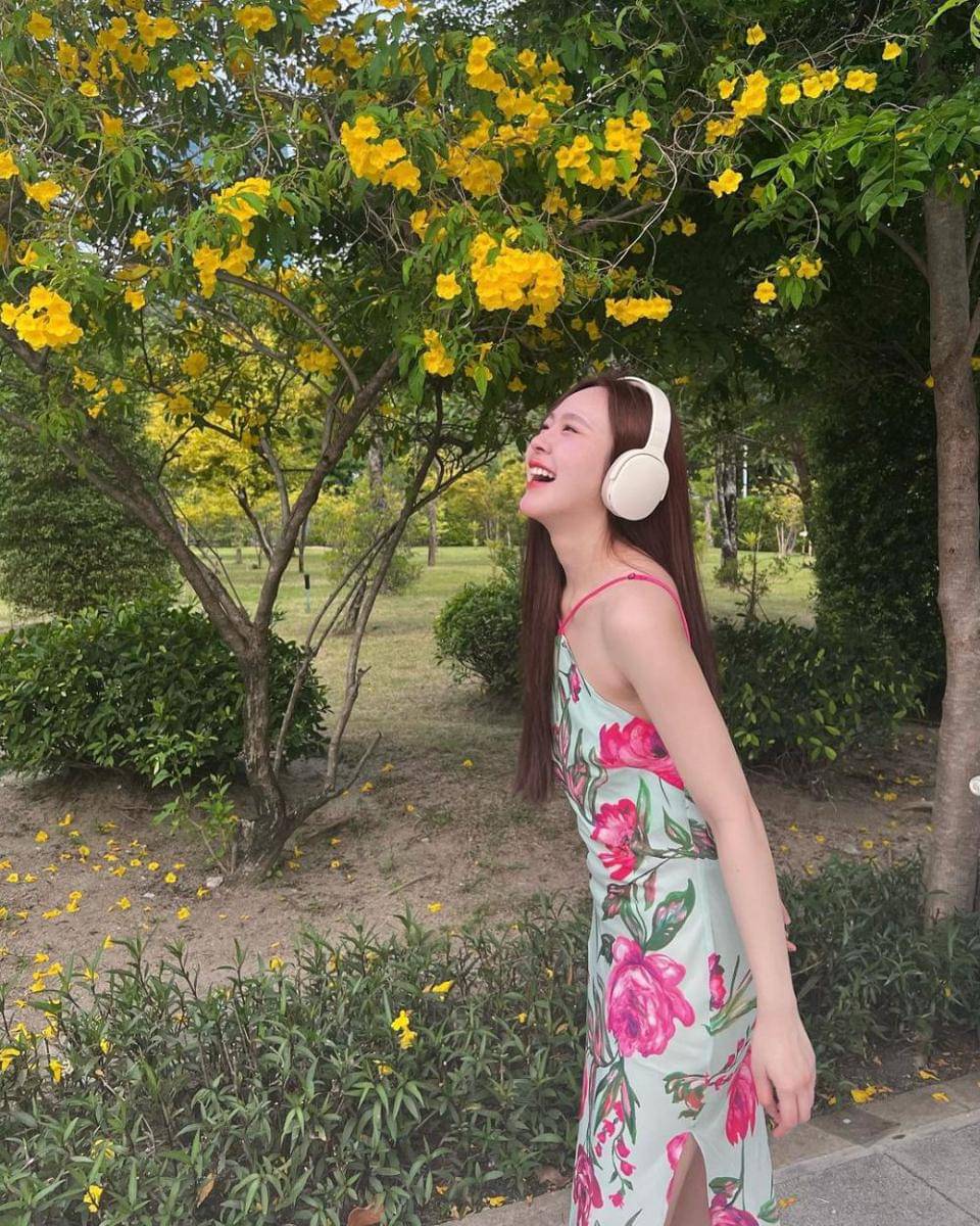 outfit y2k ala June Wanwimol (instagram.com/junewanwimol19)