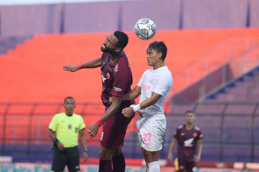 Bek PSM Makassar Yuran Fernandes (kiri) saat lakoni duel bola udara dengan bek Persikabo 1973 Denny Arwin (kanan) dalam lanjutan Grup D Piala Menpora 2022 di Stadion Kanjuruhan Kab. Malang, Rabu 15 Juni 2022. (PialaPresiden.id)