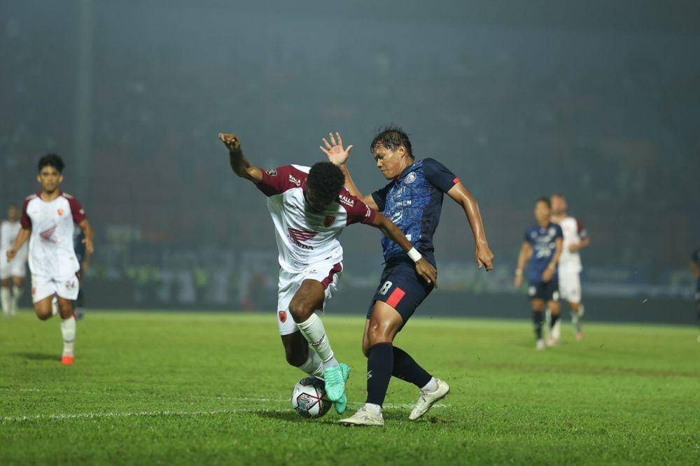 Bek kiri PSM Makassar Yance Sayuri (kiri) berusaha melewati hadangan gelandang Arema FC Adam Alis (kanan) dalam laga Grup D Piala Menpora 2022 di Stadion Kanjuruhan Kab. Malang, Sabtu 11 Juni 2022. (PialaPresiden.id)
