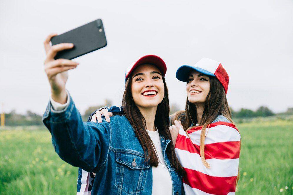 Ilustrasi orang sedang berfoto (freepik.com)