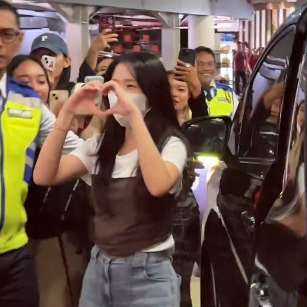 Kim Hye Yoon di Bandara Ngurah Rai, Bali (twitter.com/gintoukie)