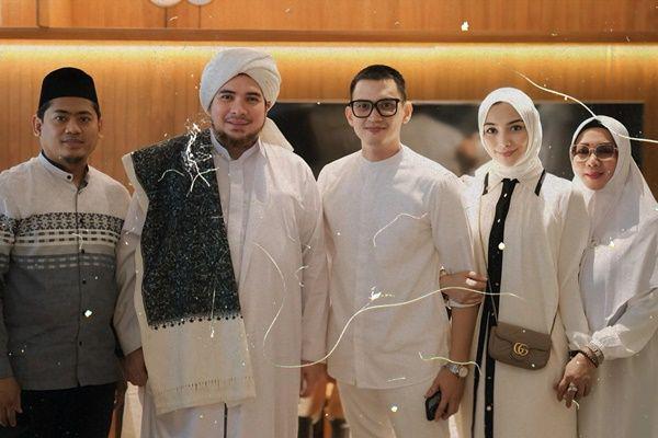 7 Potret Pengajian dan Pamitan Citra Kirana-Rezky Jelang Ibadah Haji