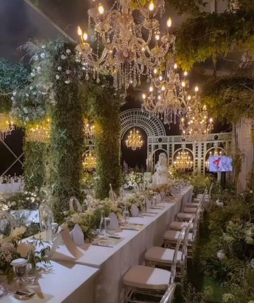 Resepsi pernikahan Marco Ivanos dan Debi Sagita. (Instagram.com/orchiddecoration.id)