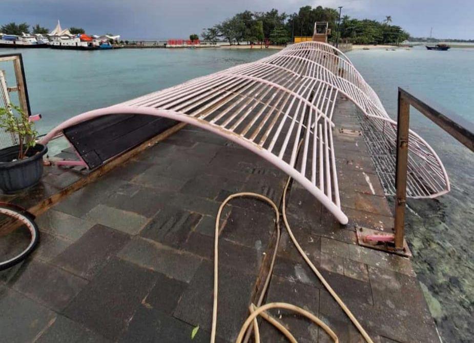 Atap Jembatan Cinta Pulau Tidung Kepulauan Seribu Ambruk
