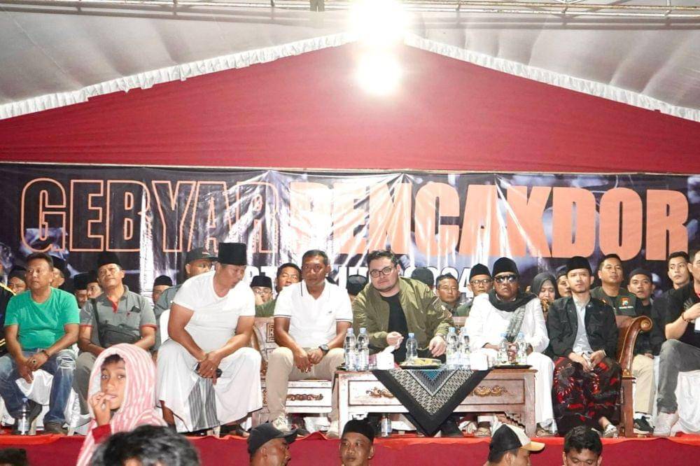 Bupati Kediri Hanindhito Himawan Pramana bersama Forum Koordinasi Pimpinan Daerah (Forkopimda) hadir menyaksikan pertandingan bela diri Pencak Dor di Lapangan Desa Duwet, Kecamatan Wates, Sabtu (8/6/2024) malam. (Dok. Pemkab Kediri)