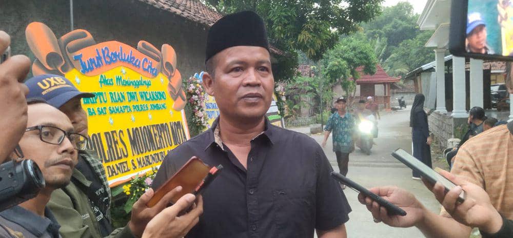 Waka Polres Mojokerto Kota Kompol Supriono saat di rumah duka Briptu Rian. IDN Times/Zainul Arifin