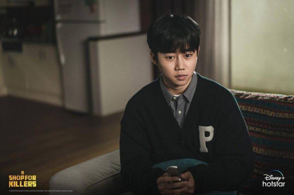 Park Ji Bin di drama A Shop for Killers (instagram.com/disneyplushotstarid)