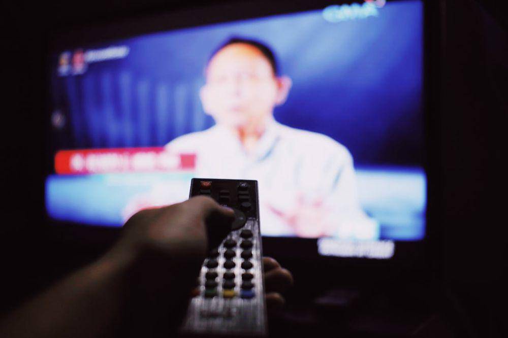 ilustrasi mematikan TV (pexels.com/Nothing Ahead)