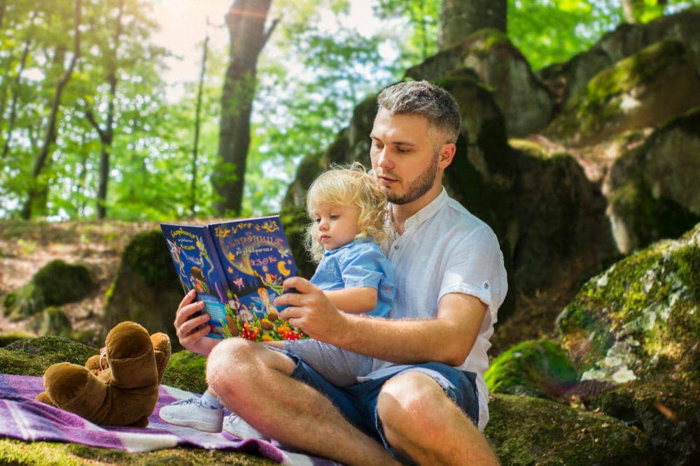 ilustrasi membaca buku bersama toddler (pexels.com/Andy Kuzma)
