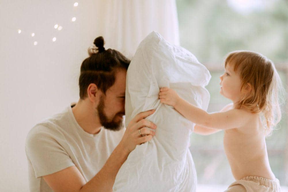 ilustrasi ayah dan anak toddler