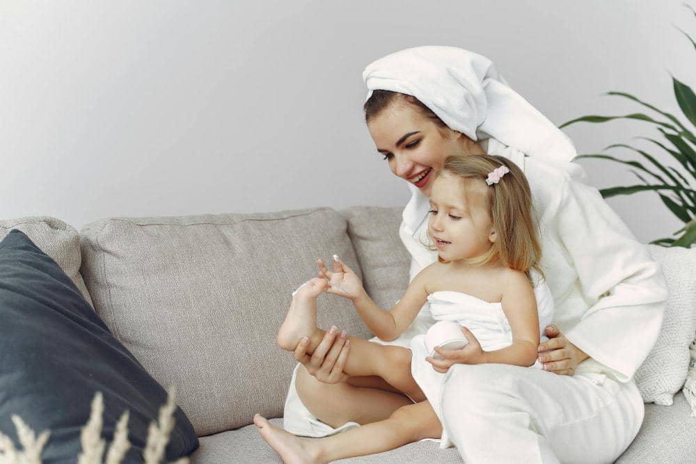 ilustrasi ibu dan toddler sedang bersantai