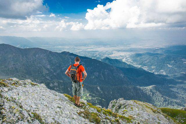 ilustrasi pria sedang traveling (unsplash.com/photo nic)