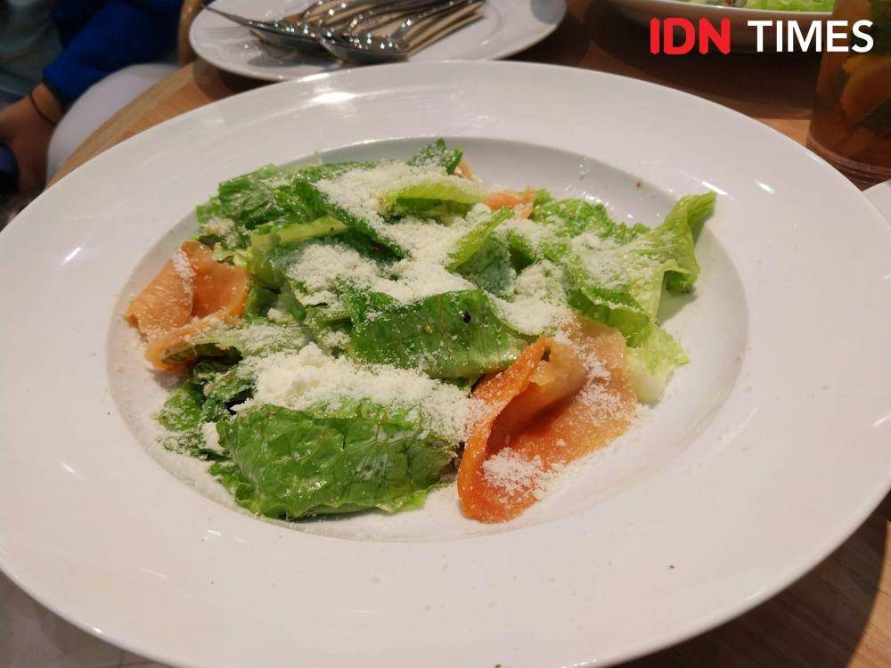 Menu Salad di Paris Baguette (IDN Times/Fasrinisyah Suryaningtyas)