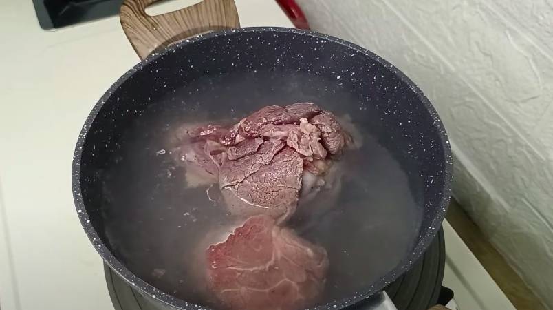 ilustrasi merebus daging sapi (YouTube.com/DAPUR SUSANTI)