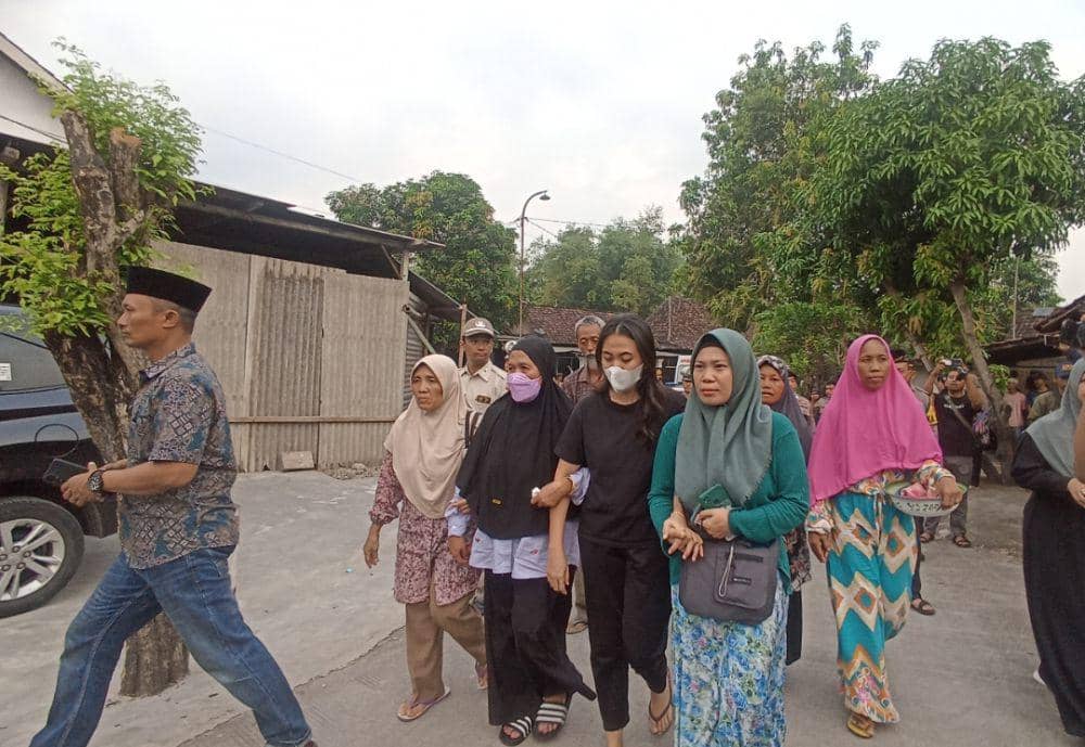 Keluarga almarhum Briptu Rian ikut mengantar ke pemakaman. IDN Times/Zainul Arifin