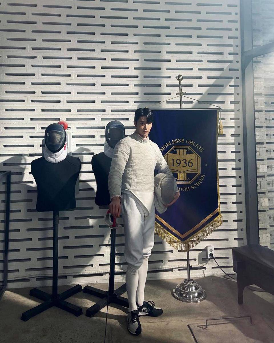 potret Kim Jae Won di balik layar drakor Hierarchy (instagram.com/rlawodnjs_)
