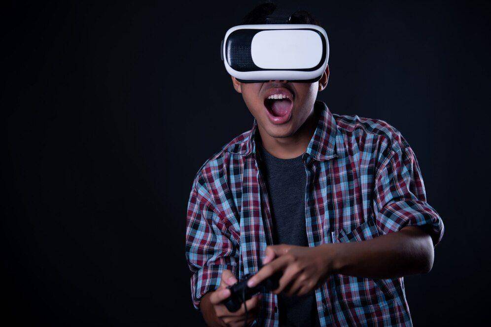 Ilustrasi orang sedang bermain VR Headset (jcomp.com/freepik.com)