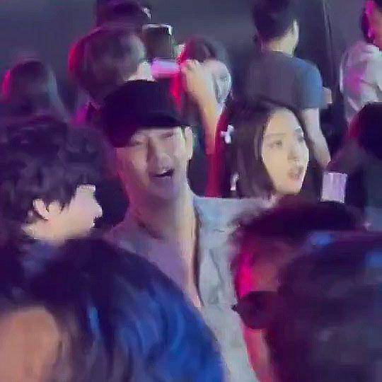 potret Kim Soo Hyun nonton festival Musik bareng Lim Na Young (twitter.com/soohyunupdates)