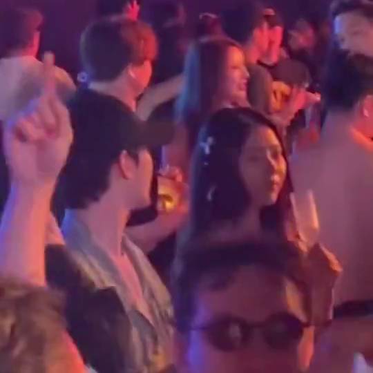 potret Kim Soo Hyun nonton festival Musik bareng Lim Na Young (twitter.com/soohyunupdates)