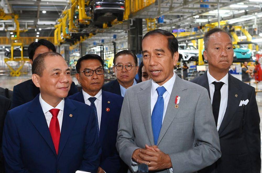 Pham Nhat Vuong dan Presiden RI Joko Widodo saat mengunjungi pabrik VinFast di Vietnam (Dok Vingroup)
