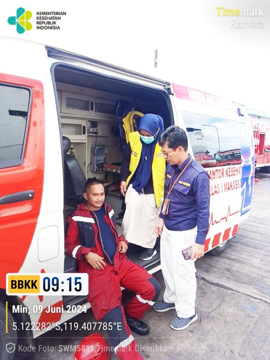 Penumpang Kapal Motor (KM) Umsini ditangani tim dokter, Minggu (9/6/2024)/Istimewa