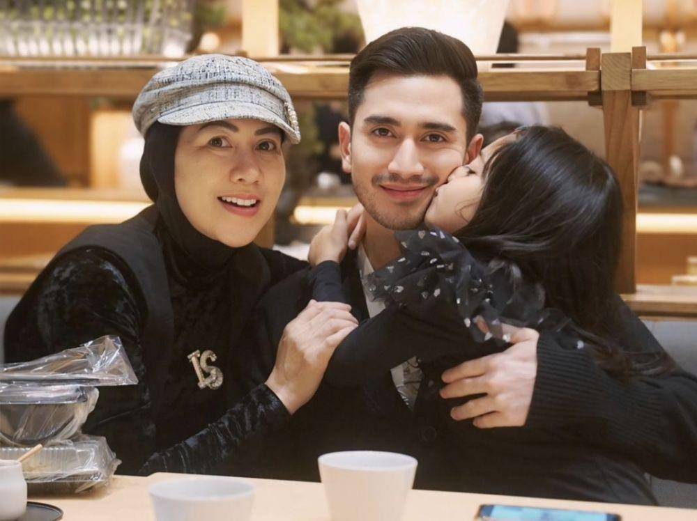 Verrell dan ibunya Venna. (Instagram Verrell Bramasta)
