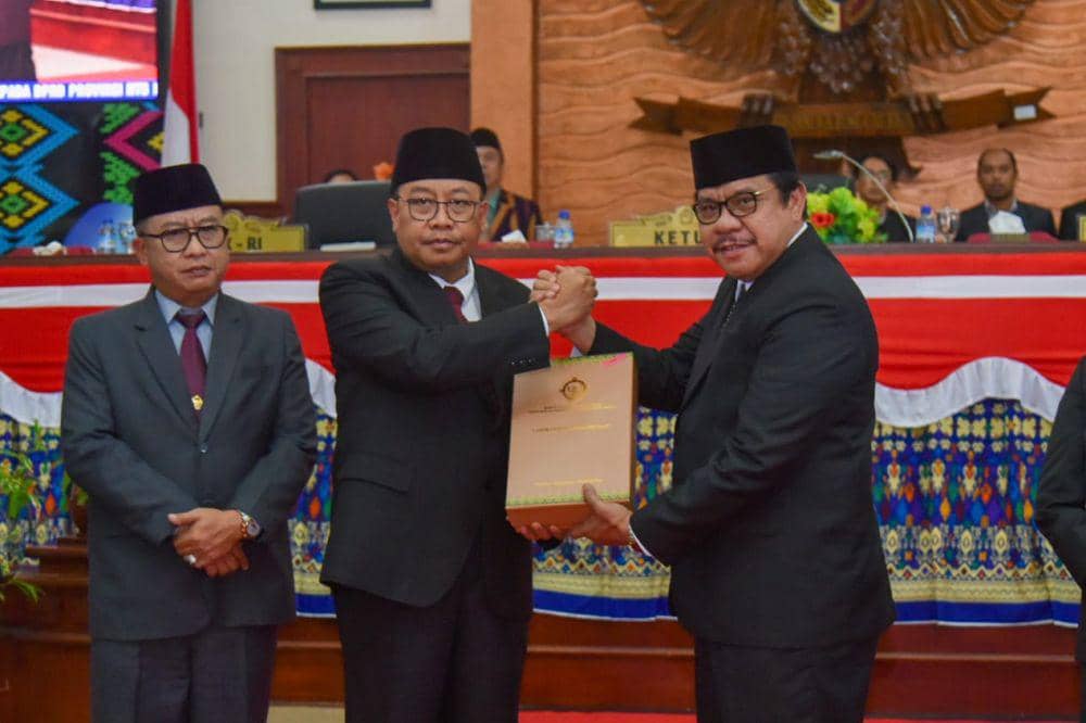 Auditor Utama Keuangan Negara VI BPK RI Laode Nusriadi menyerahkan LHP atas LKPD Pemprov NTB 2023 kepada Pj Gubernur NTB Lalu Gita Ariadi,Senin (10/6/2024). (dok. Istimewa)