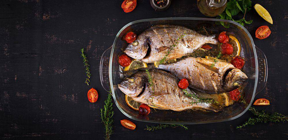 ilustrasi ikan dalam wadah (freepik.com/timolina)
