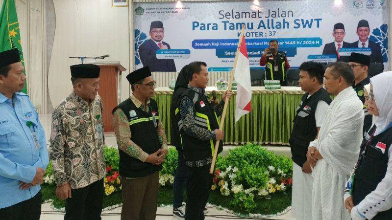 PPIH Embarkasi Makassar melepas keberangkatan jemaah haji kloter 37, Sabtu malam (8/6/2024). (Dok. Kemenag Sulsel)