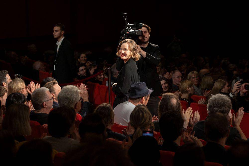 Aktris Saskia Rosendahl pada premiere Sterbern di Berlinale 2024 (berlinale.de)