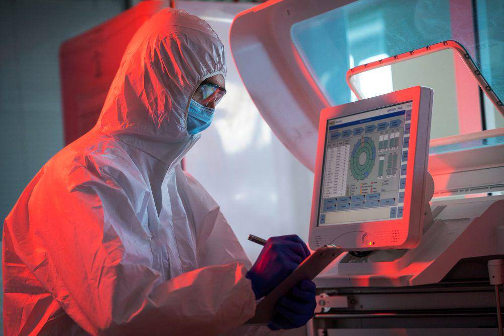 ilustrasi data scientist mendeteksi penyakit langka dengan mempertimbangkan jumlah false positive (freepik.com/freepik)