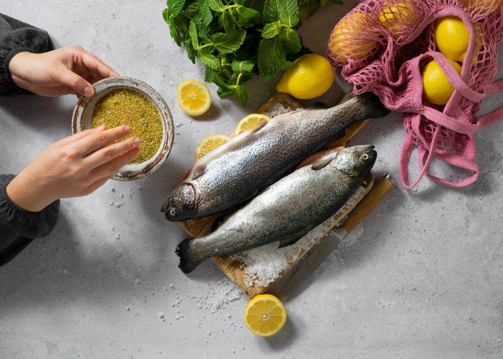 ilustrasi membaluri ikan dengan bumbu marinasi (freepik.com/freepik)