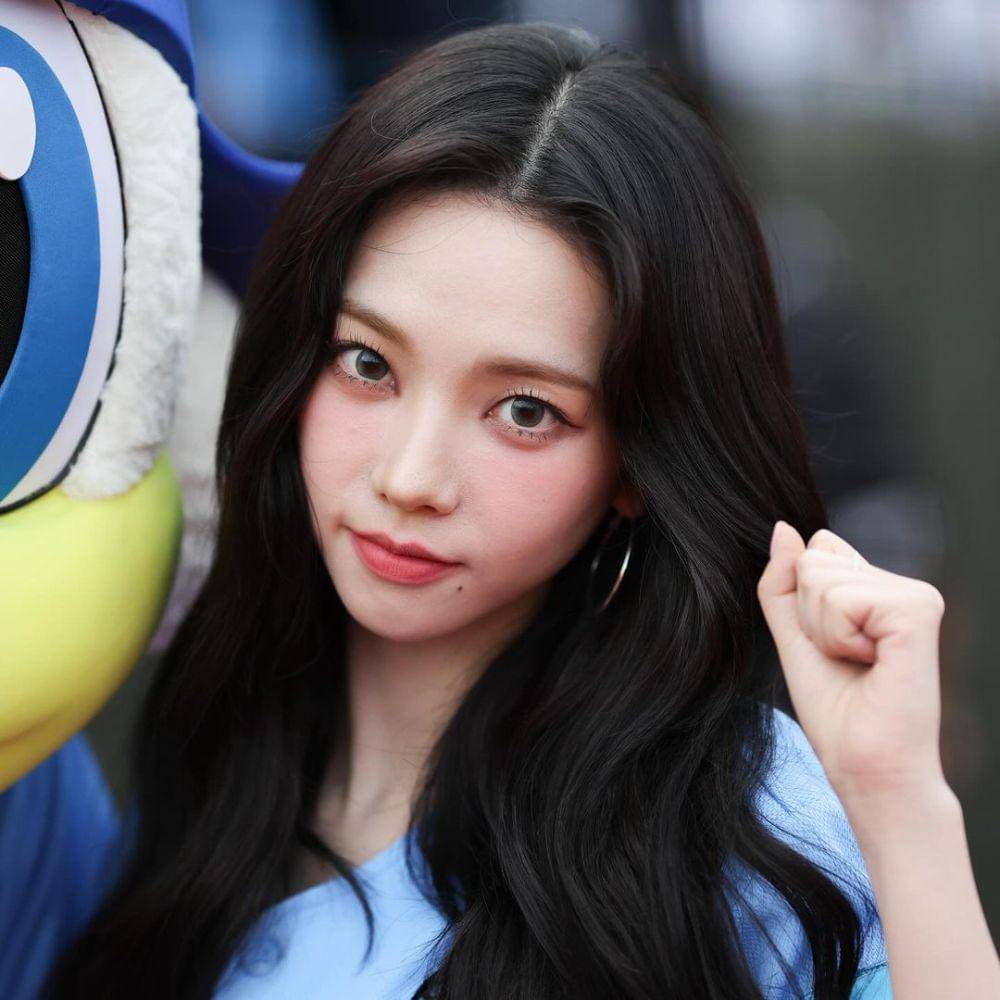 Potret Karina aespa di Sajik Stadium Busan (instagram.com/busanlottegiants)