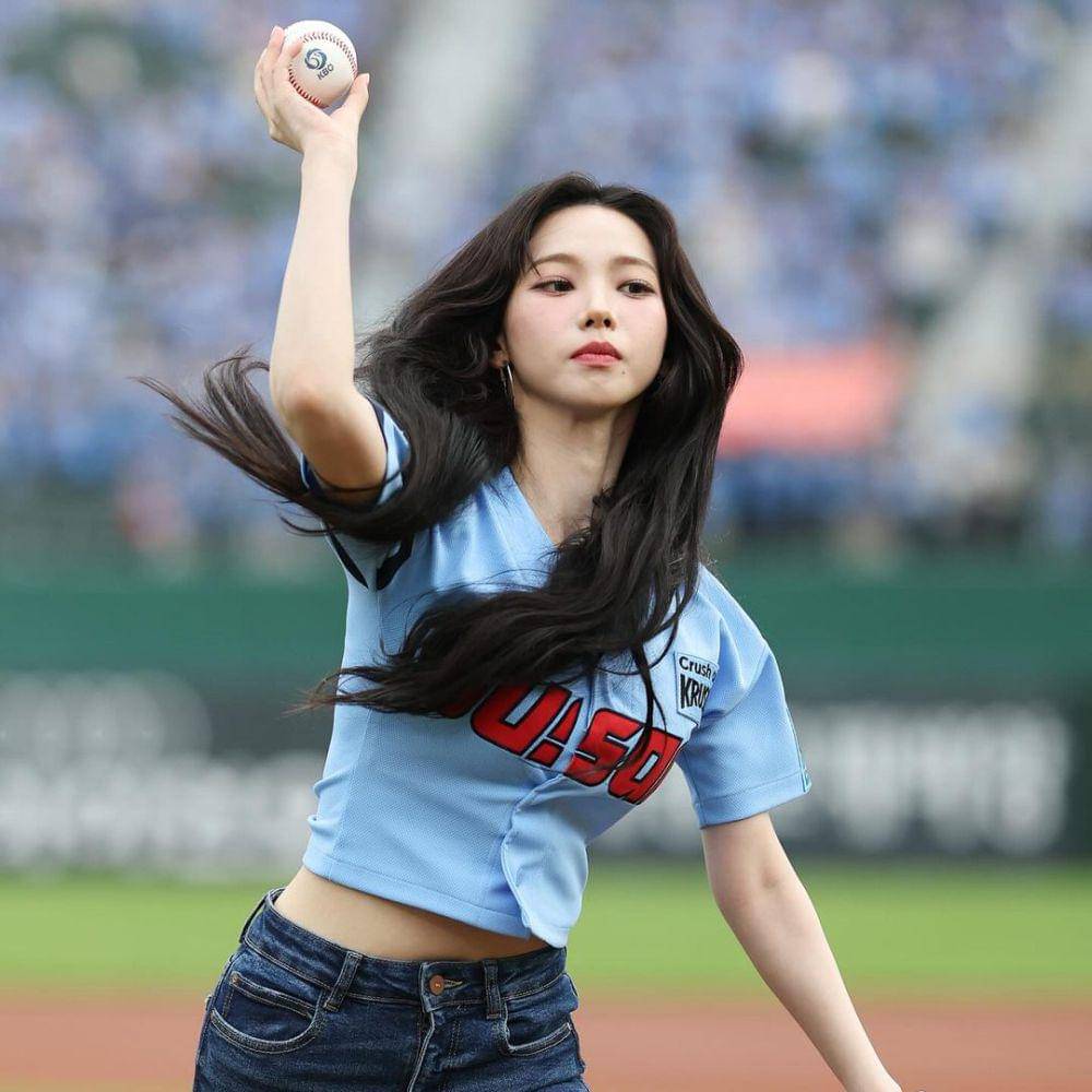 Potret Karina aespa di Sajik Stadium Busan (instagram.com/busanlottegiants)