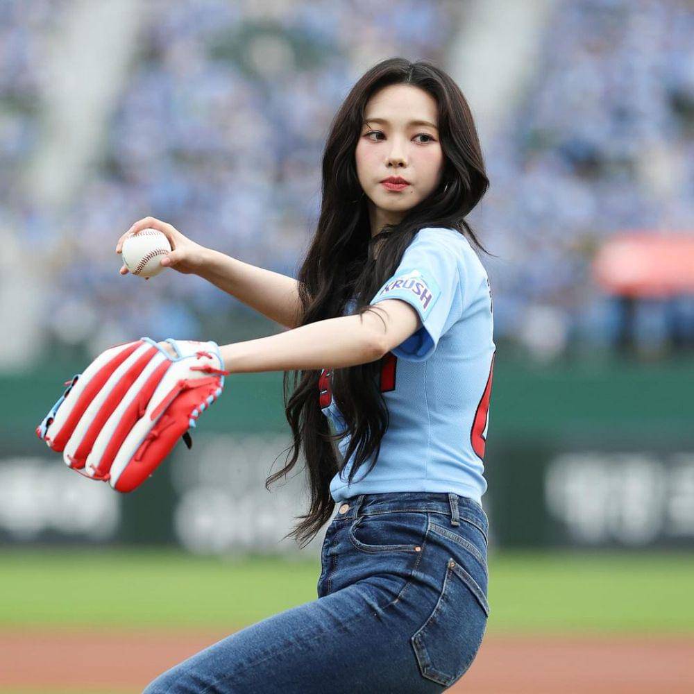 Potret Karina aespa di Sajik Stadium Busan (instagram.com/busanlottegiants)