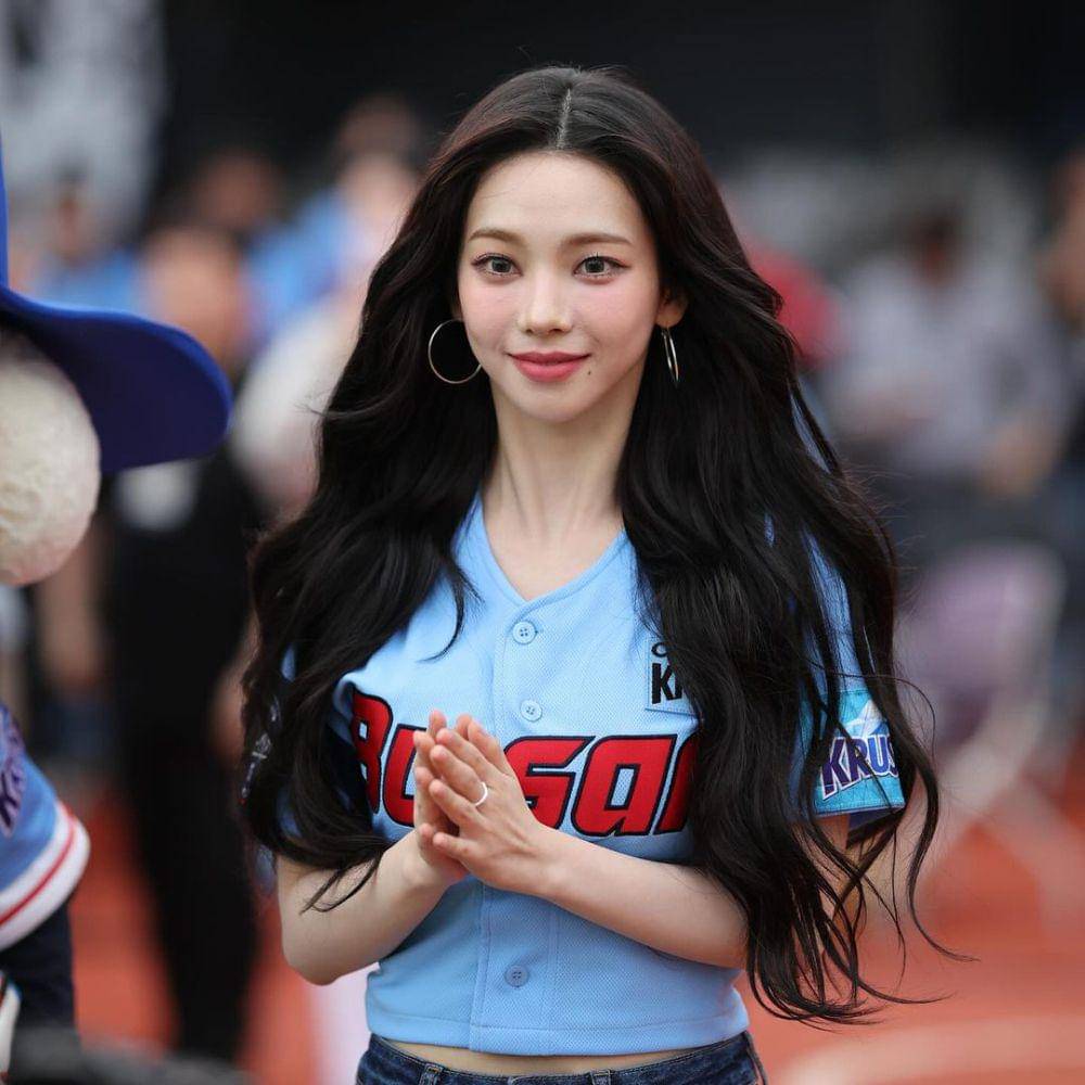 Potret Karina aespa di Sajik Stadium Busan (instagram.com/busanlottegiants)