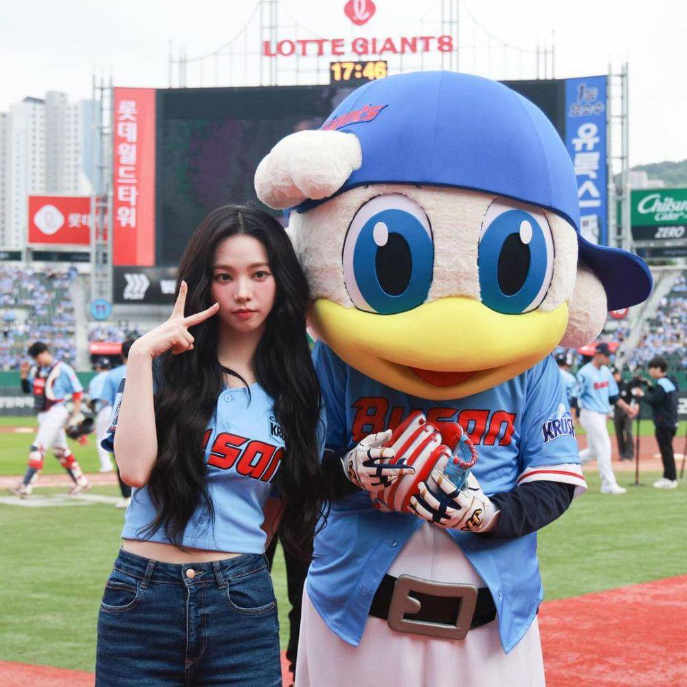 Potret Karina aespa di Sajik Stadium Busan (instagram.com/busanlottegiants)