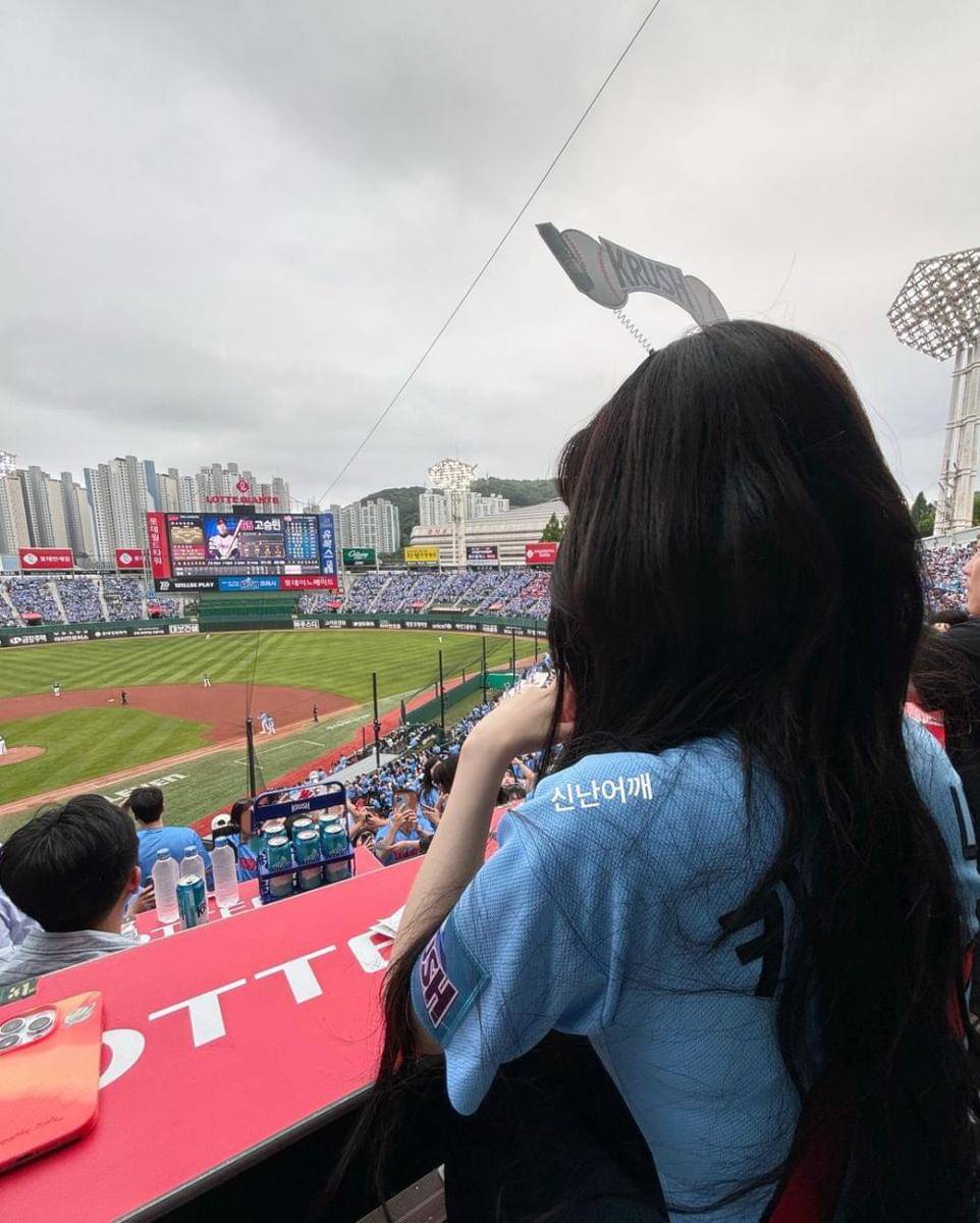 Potret Karina aespa di Sajik Stadium Busan (instagram.com/katarinabluu)