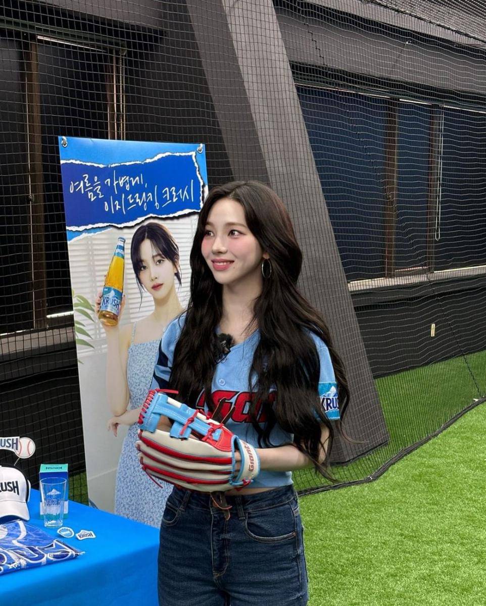 Potret Karina aespa di Sajik Stadium Busan (instagram.com/katarinabluu)